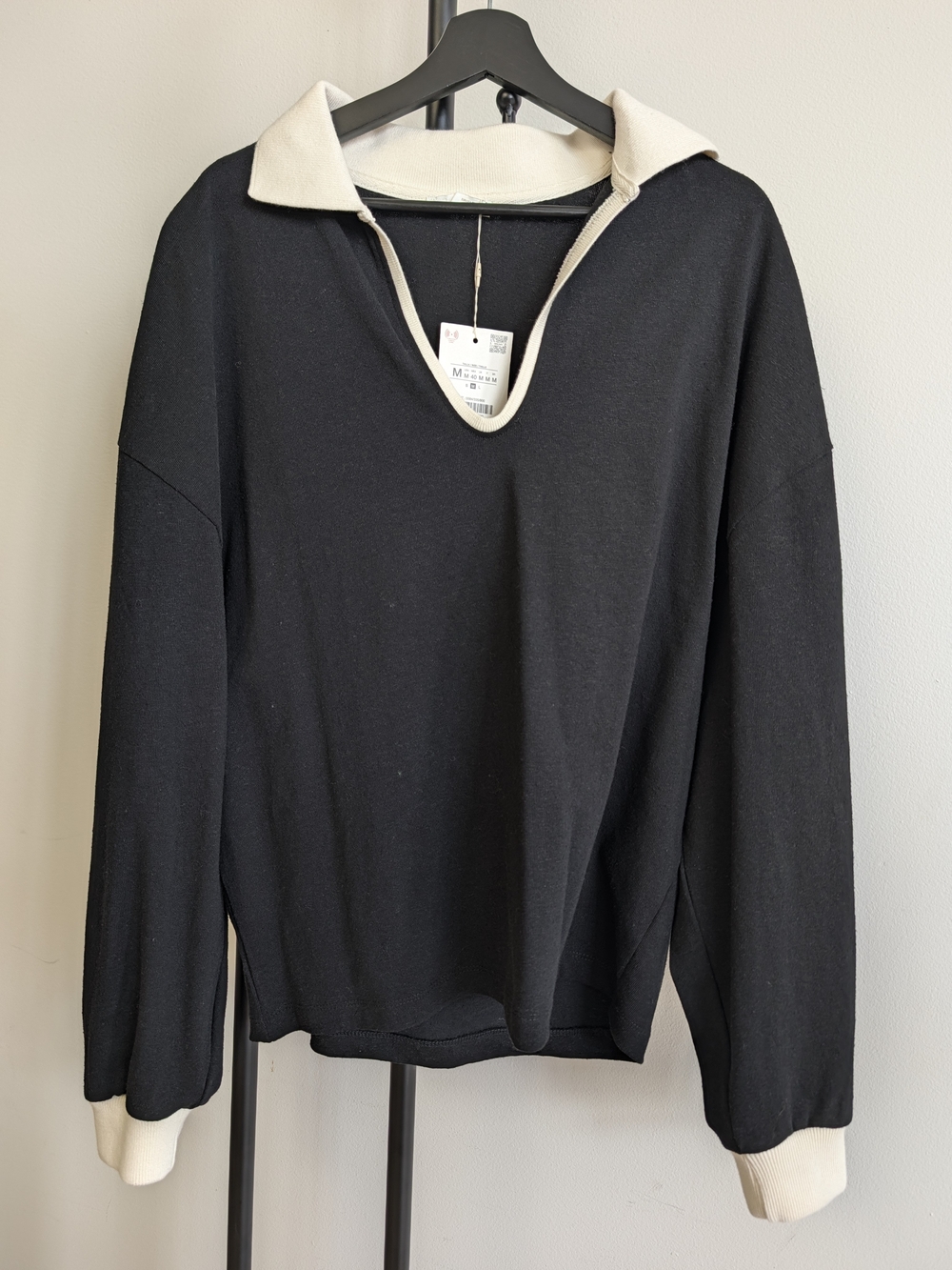 Zara Men's Black and Cream Collar V-Neck Women's Sweater